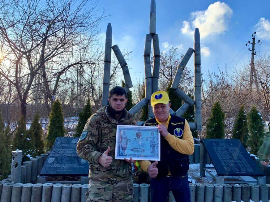 Украинские военные установили рекорд, изготовив самый большой трезубец из гильз ФОТО
