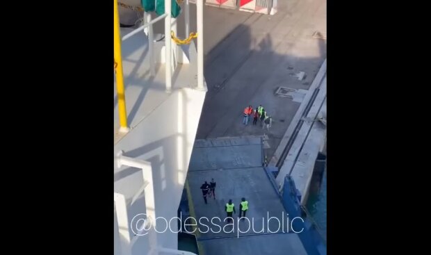 Напали с ножами и дубинками: одесский экипаж судна отбил атаку пиратов. ВИДЕО