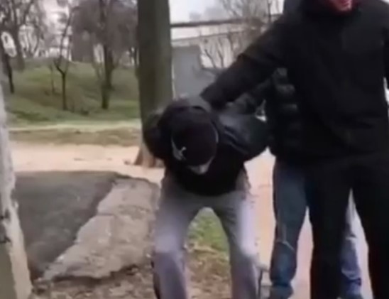 В Харькове наказали мужчину, ударившего девушку-кассира с ноги по лицу. ВИДЕО