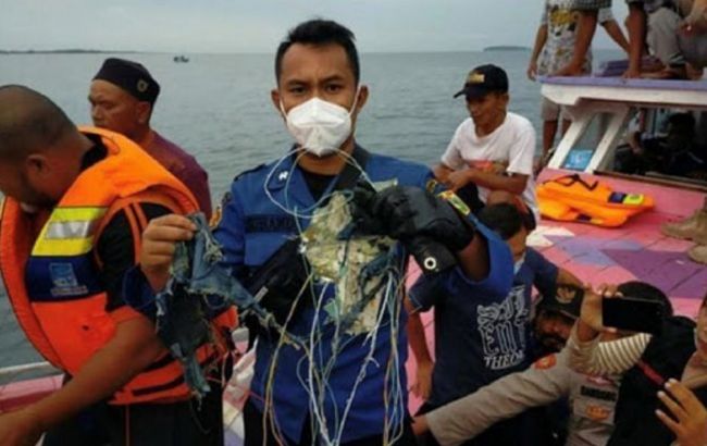 Авиакатастрофа в Индонезии: следователи исключили разрыв самолета в воздухе