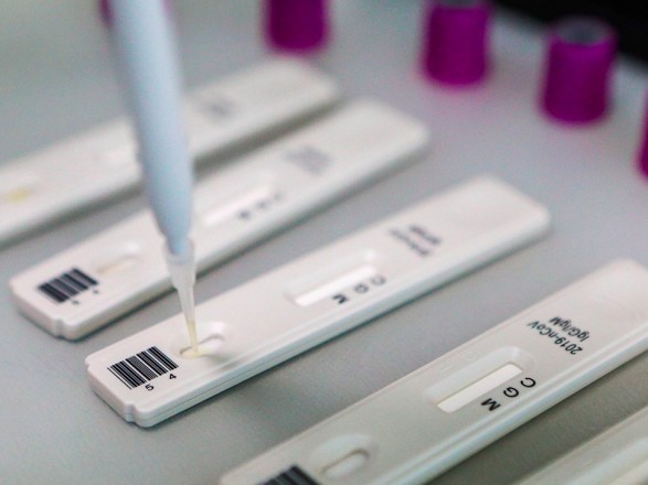 В украинские регионы начали поставку еще 1,8 млн тестов на коронавирус