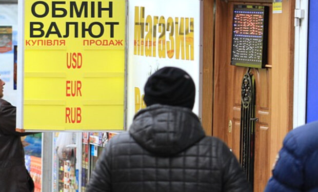 Доллар может обвалиться в ближайшее время, украинцам рассказали о новом курсе