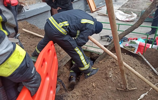 ЧП в Киеве: при обвале грунта погиб 60-летний мужчина