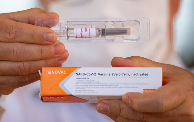 Sinovac затягивает с выводами: Минздрав ждет окончательных данных по эффективности вакцины