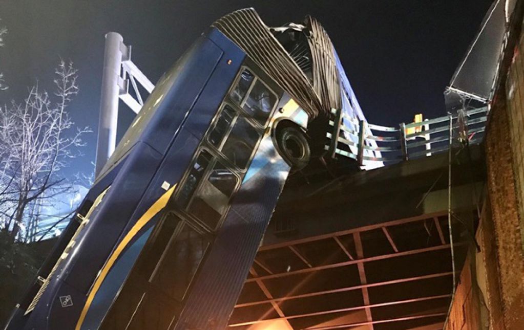 Вылетел с моста и повис на эстакаде: автобус чудом не угробил пассажиров