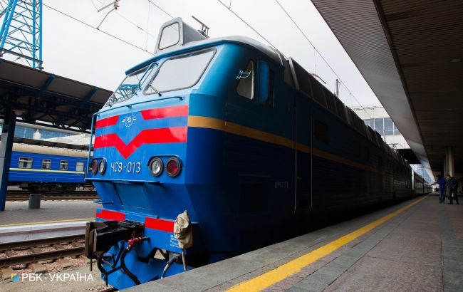 Вся постель мокрая: Укрзализныця угодила в скандал из-за условий в поезде