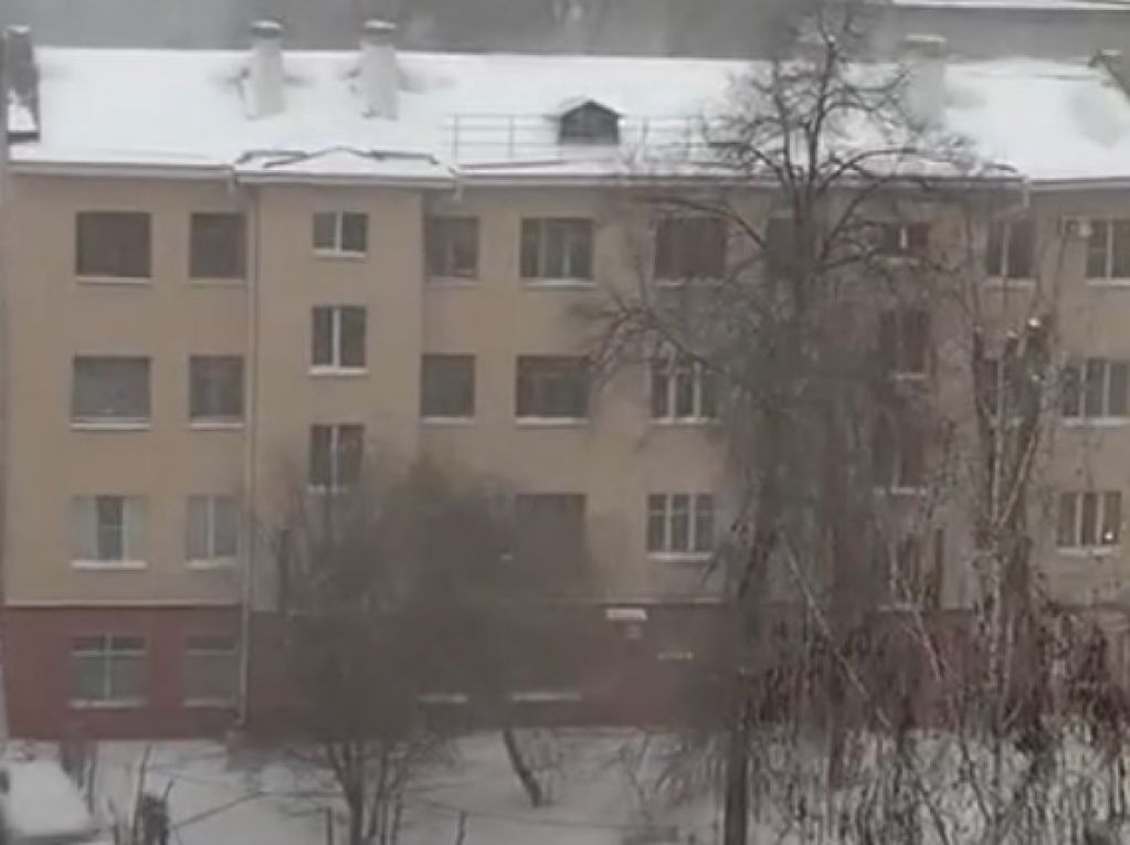 В центре российского города сняли на ВИДЕО "танцующую" крышу