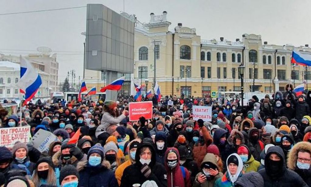 "Ледовое побоище": протестующие в России отбивались от ОМОНа снежками. ВИДЕО