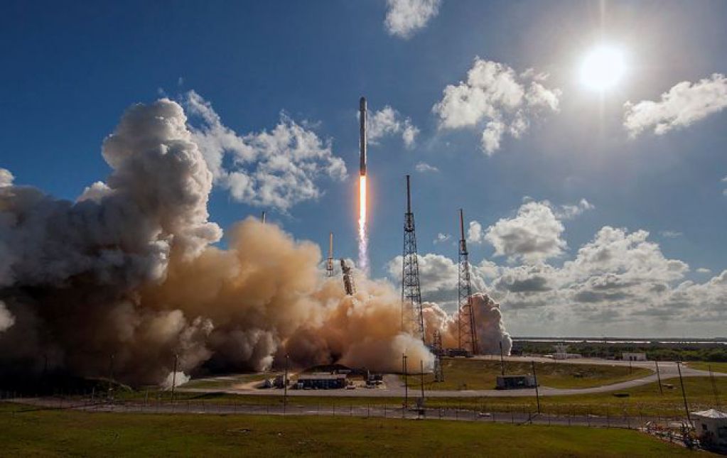 SpaceX успешно запустила ракету с рекордным количеством спутников