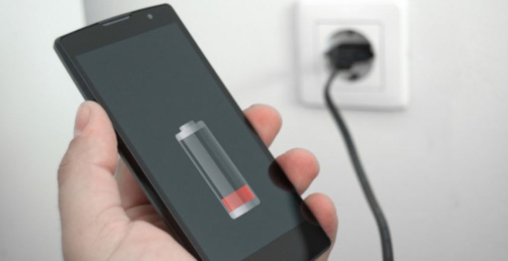 Глупые ошибки, которые многие делают во время зарядки смартфона