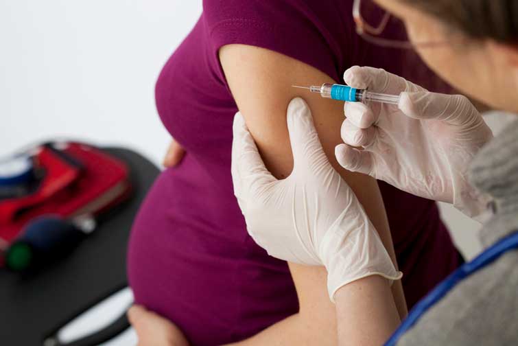 ВООЗ поки не рекомендує щеплювати вагітних "генетичними" вакцинами від COVID-19
