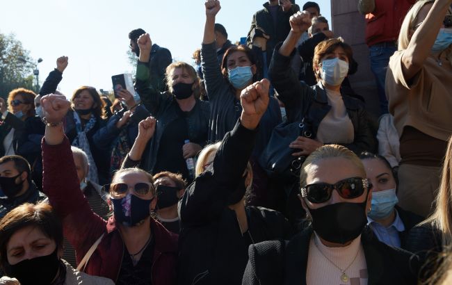 Протестующие брали штурмом генпрокуратуру: что происходит в Ереване
