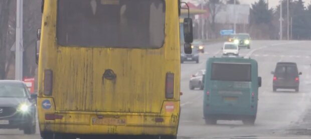 Не сработал проездной: водитель за ноги выволок школьника с маршрутки