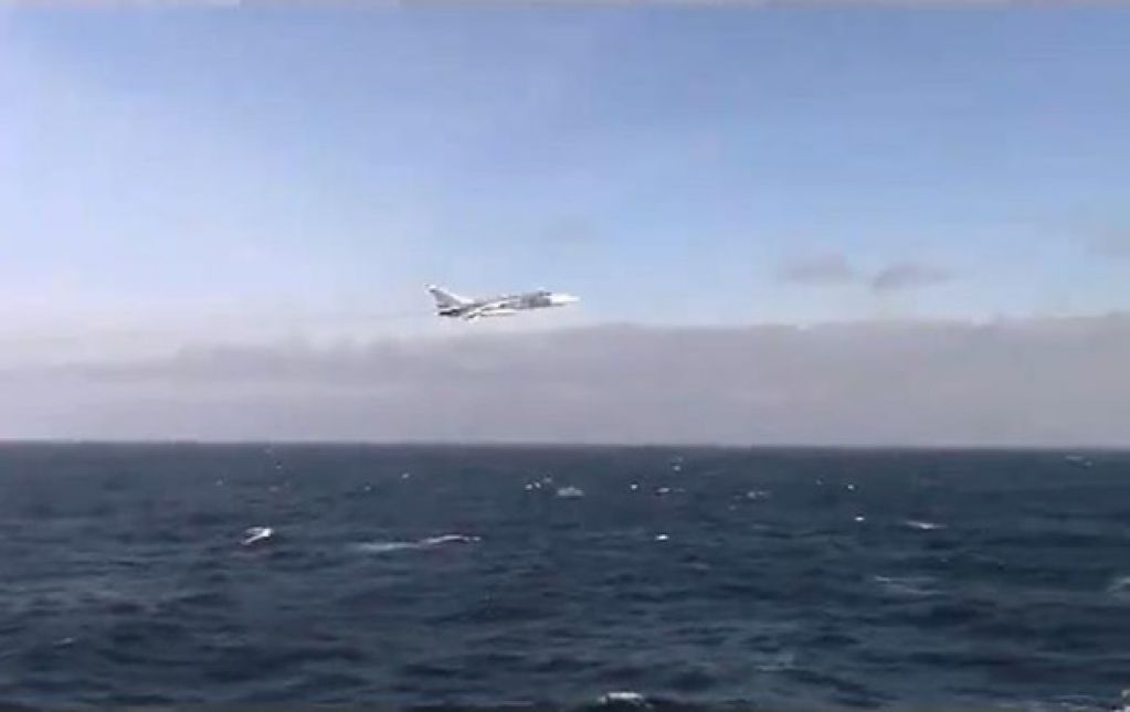Российский Су-24 пытался запугать эсминца США