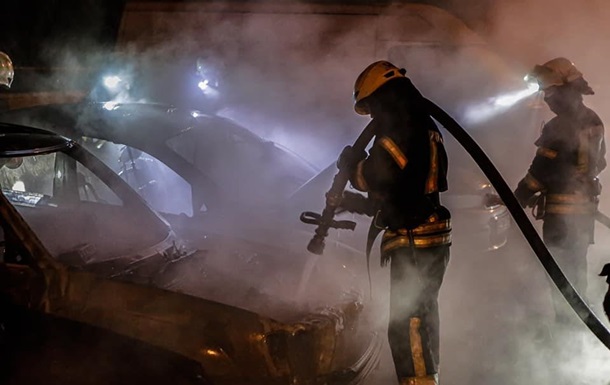 Масштабный пожар в Киеве уничтожил четыре автомобиля