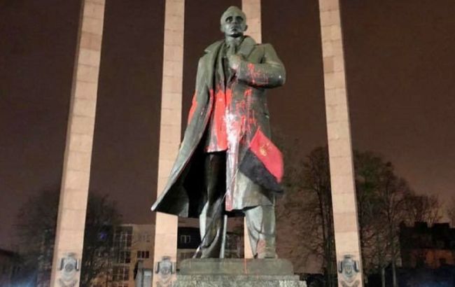 Во Львове осквернили памятник Бандере. Открыли дело