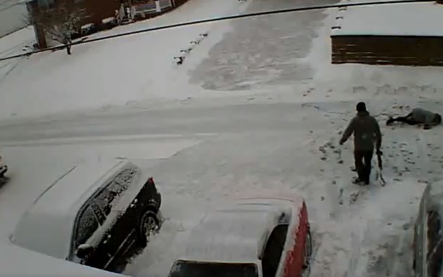 Мужчина застрелил супружескую пару при споре об уборке снега. ВИДЕО