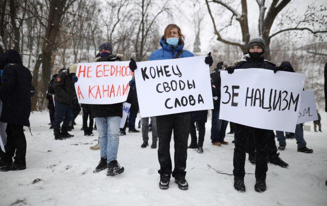 Молчаливый протест: сотрудники закрытых телеканалов показали свое отношение к происходящему