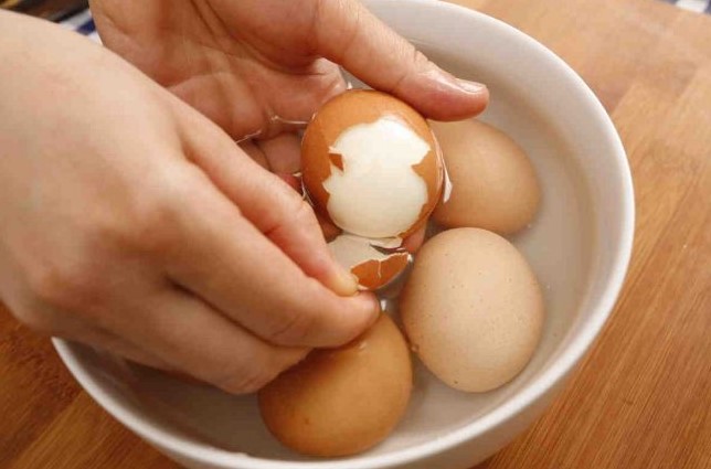 Чтобы не крошилась скорлупа: как чистить яйца