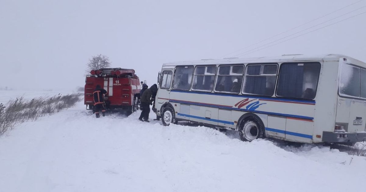 Непогода: Спасателям пришлось отбуксировать из сугроба школьный автобус с детьми