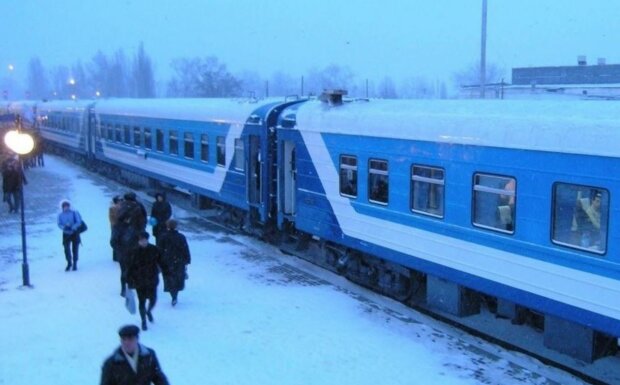 Вагоны "Укрзализныци" превратились в морозильник, пассажиры тонут в снегу. ФОТО