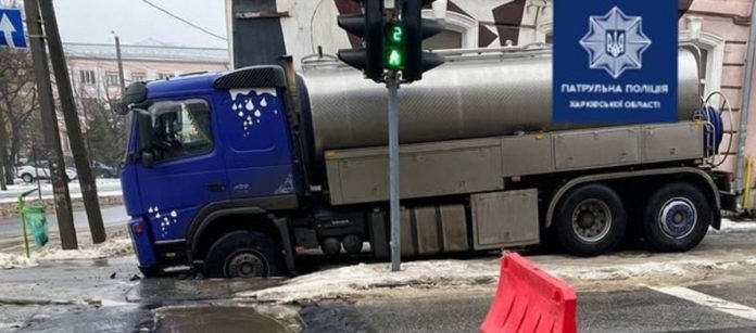 В Харькове оштрафовали водителя, чье авто провалилось под асфальт