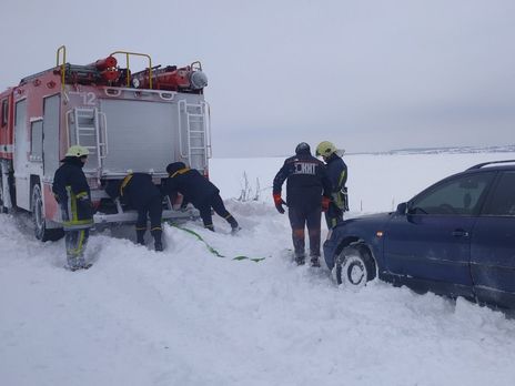 За сутки спасатели освободили из снежных заносов 45 транспортных средств