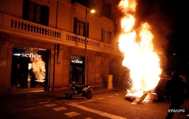 Строят баррикады, жгут мотоциклы и мусорные баки: Испания погрузилась в беспорядки 