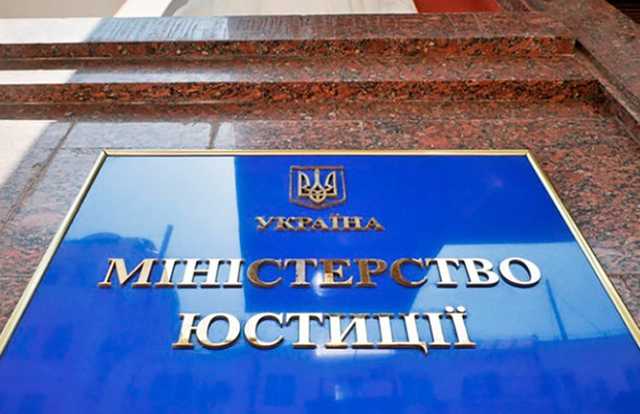 Как член Коллегии Министерства юстиции задним числом накладывает аресты и рейдерским путем отнимает имущество у киевлян