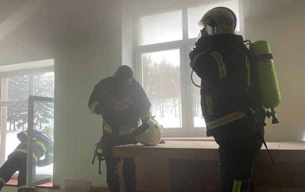 Сотрудников экстренно эвакуировали: в Ровно тушили здание ОГА