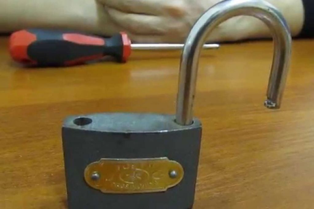 Как открыть с помощью обычной скрепки навесной замок