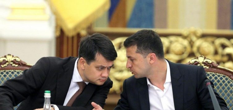 Стало известно, что Разумков разрешил начать сбор подписей депутатов за импичмент Зеленского
