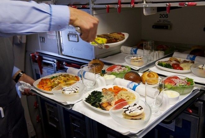 Что делают с едой, которую пассажиры не съели во время полета