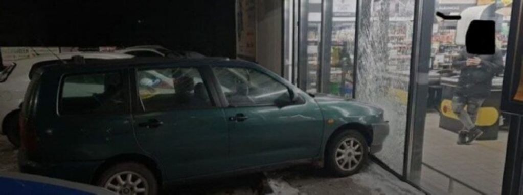 В Польше пьяный украинец на авто врезался в витрину магазина