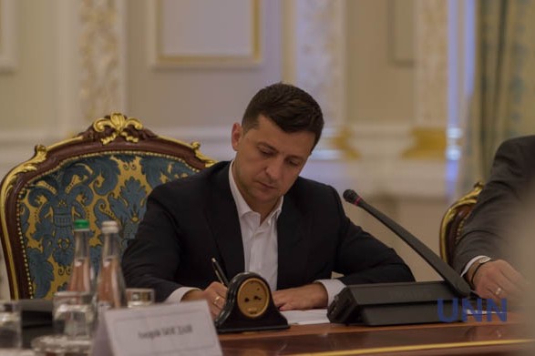 Зеленский утвердил санкции в отношении экс-силовиков-предателей Украины
