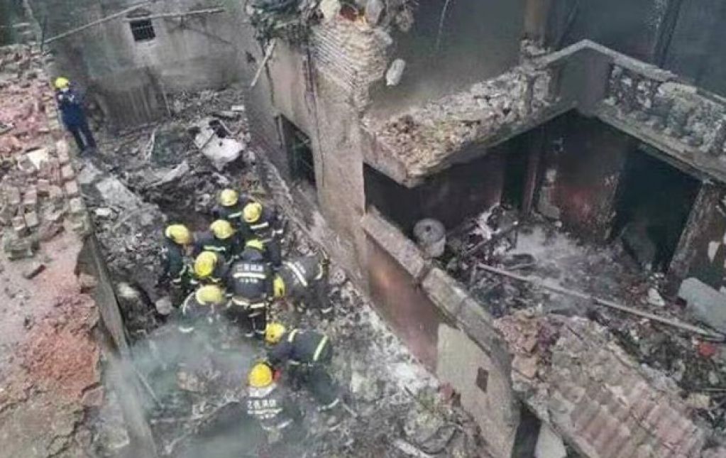 Самолет метеослужбы рухнул на жилые дома: есть погибшие