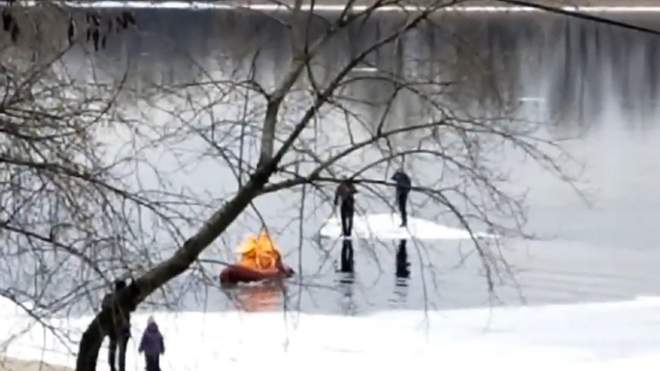 В Киеве мужчины покатались по льдине на Днепре: их вытащили спасатели