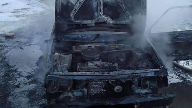 На Львовщине посреди дороги полностью сгорел автомобиль ФОТО