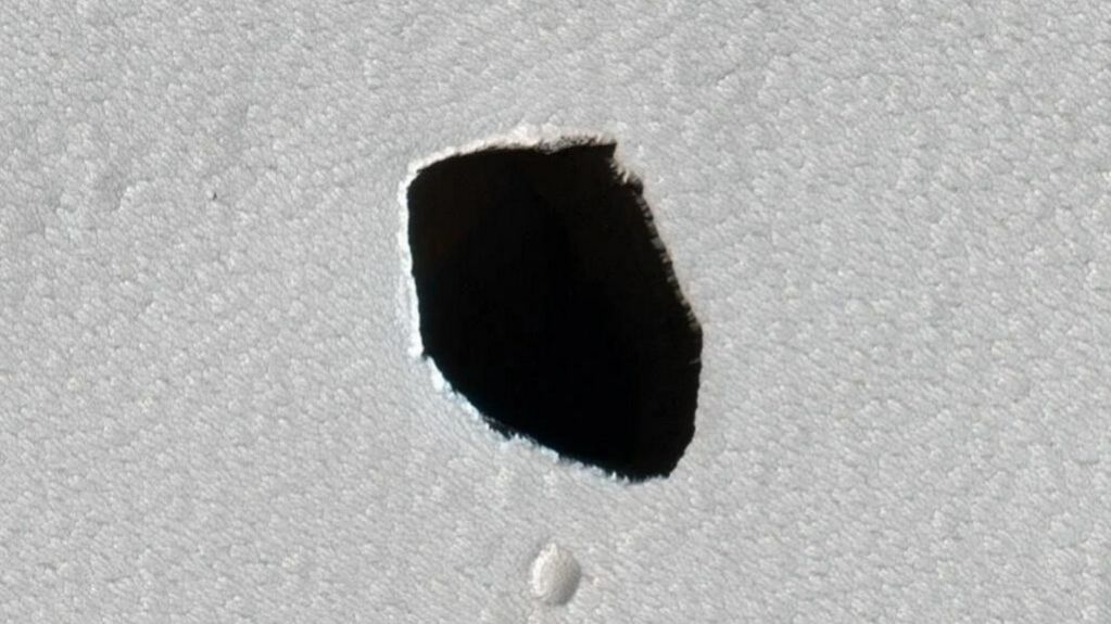 Mars Reconnaissance Orbiter запечатлел вход в таинственную пещеру