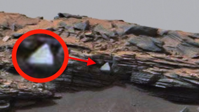 Уфолог заметил на Марсе треугольный белый объект. ВИДЕО