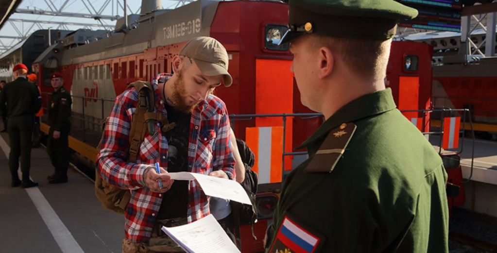 Россиянкам в честь 8 Марта предложили сдать "бывших" в армию. ВИДЕО