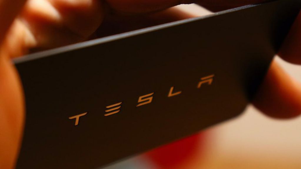 Tesla решила выпустить собственный смартфон: появились ФОТО