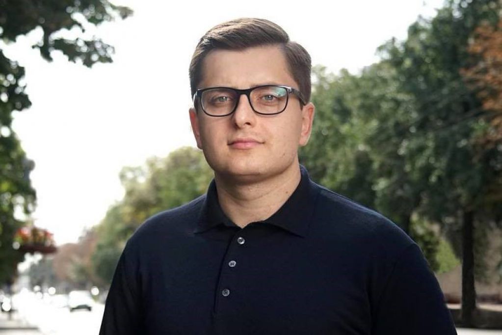 Сдал в ломбард бабушкины серьги и медали ветерана: известного телеведущего уличили в клептомании