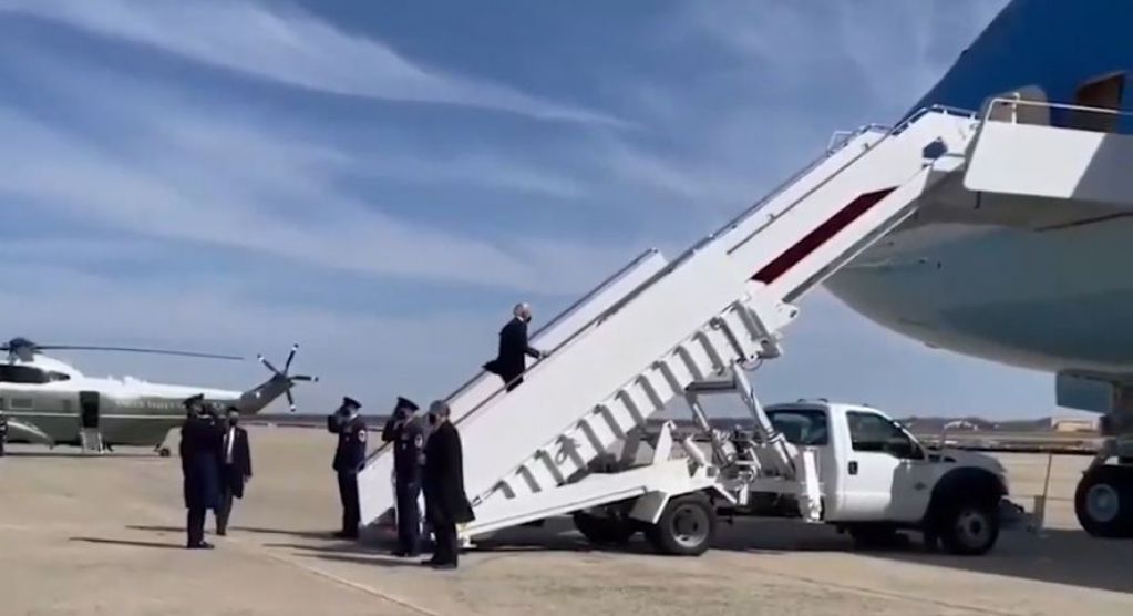 Байден трижды упал на трапе: в Белом доме назвали причину. ВИДЕО