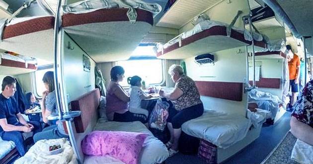 Страданиям пассажиров пришел конец: Укрзализныця заменит постель в поездах на одноразовую