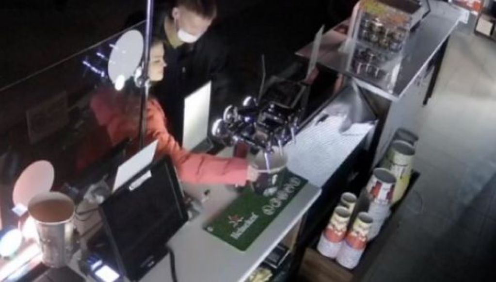 В России влюбленные устроили интимное свидание в кинотеатре. ВИДЕО