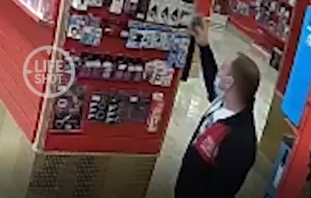 Россиянин попал на ВИДЕО, украв из секс-шопа эрекционное кольцо