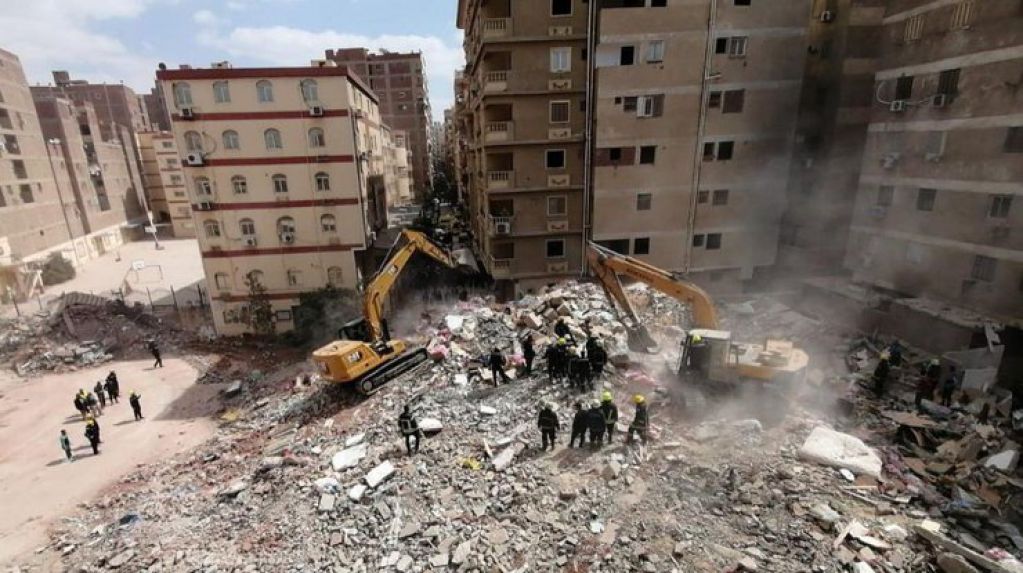 В Египте обрушился 10-этажный жилой дом, есть жертвы. ВИДЕО