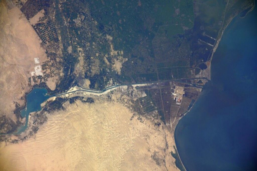 Контейнеровоз, заблокировавший Суэцкий канал, показали из космоса