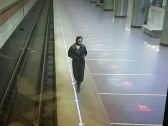 Бесстыжая россиянка обнажилась на камеру слежения в метро. ВИДЕО